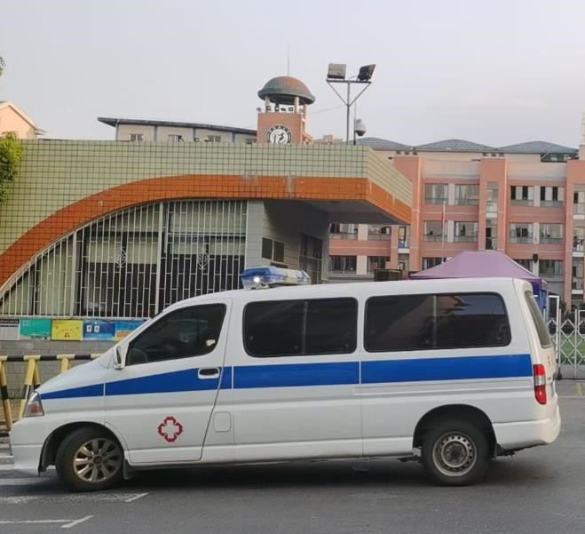 观山湖救护车出租护送骨折病人一公里多少钱